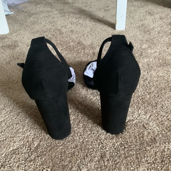 Black chunky heels - never worn - Picture 3 of 5